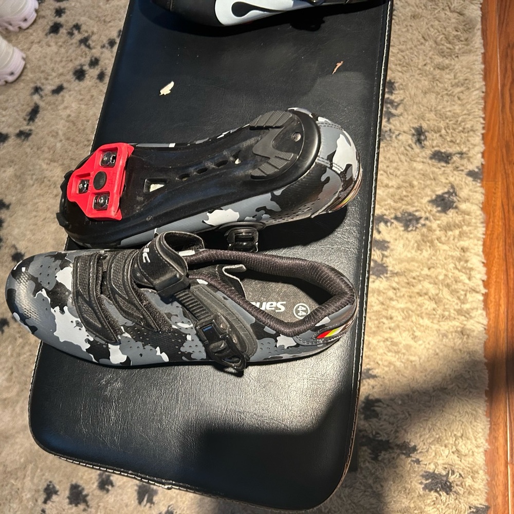 Men’s size 10 spinning shoes.  Only worn two times.